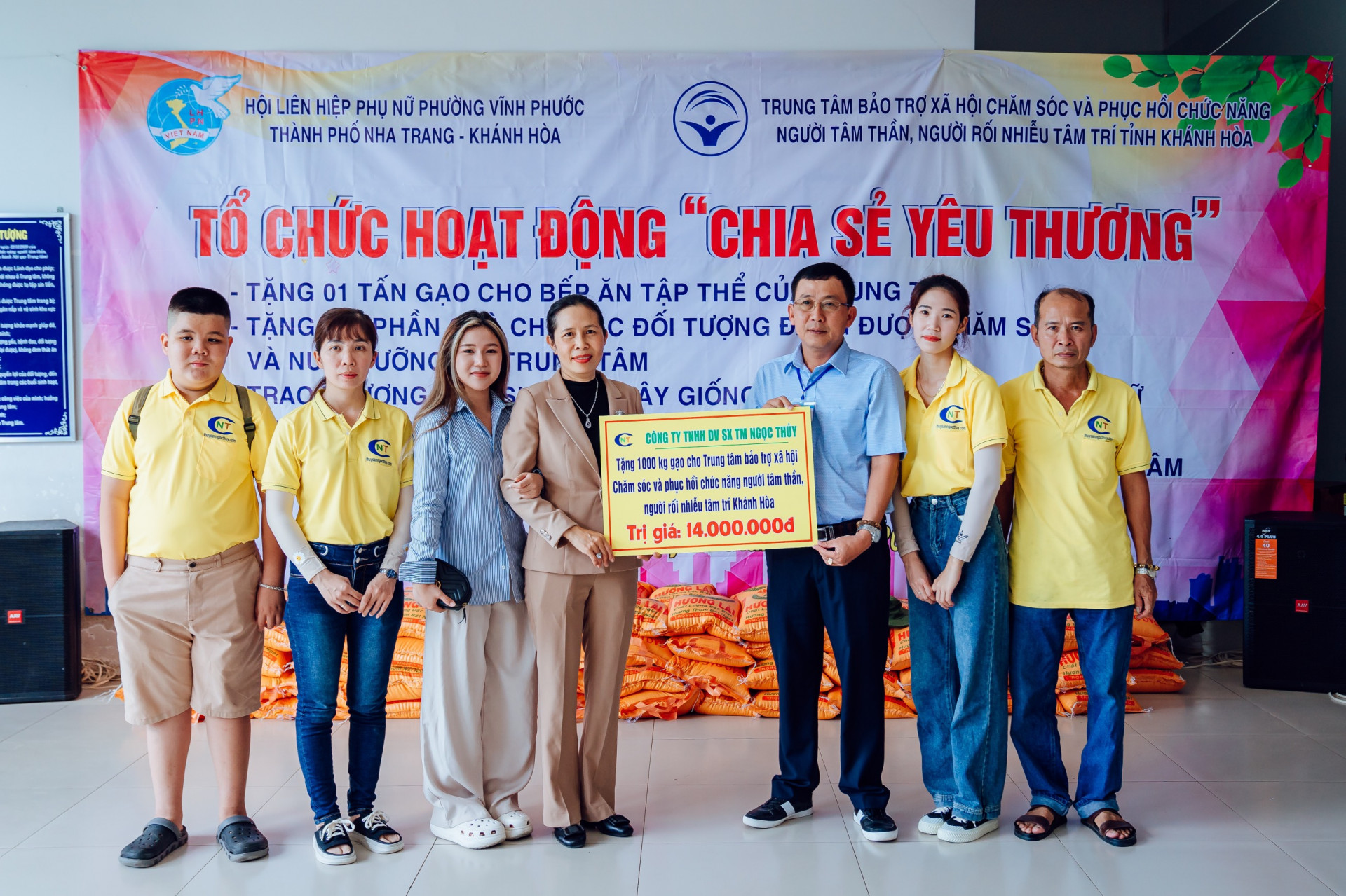 Trao biểu trưng 1 tấn gạo cho đại diện Trung tâm Bảo trợ xã hội Chăm sóc và Phục hồi chức năng người tâm thần, người rối nhiễu tâm trí tỉnh Khánh Hòa.