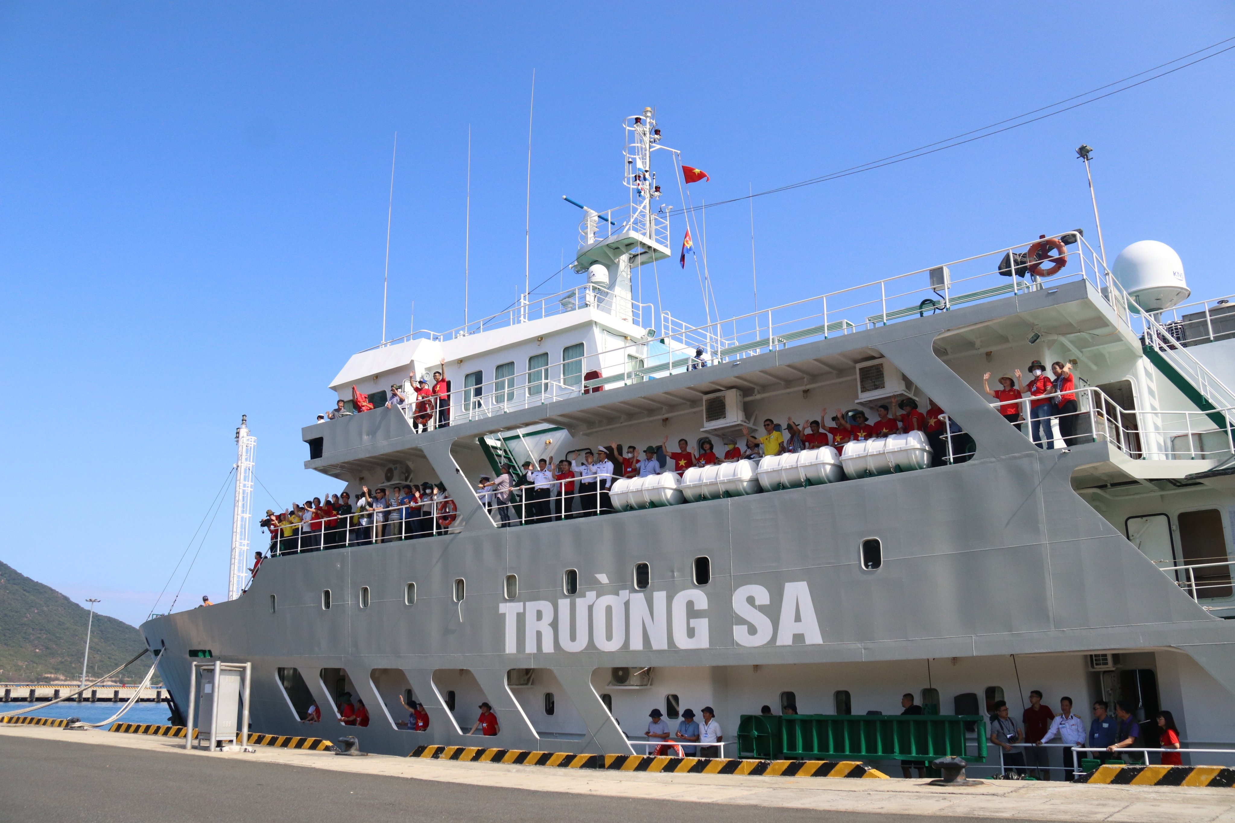 Tiễn Đoàn công tác số 8 lên đường ra Trường Sa