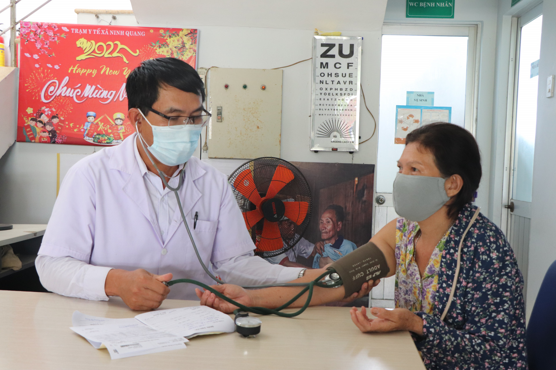 Người dân khám bệnh tại một trạm y tế ở thị xã Ninh Hoà