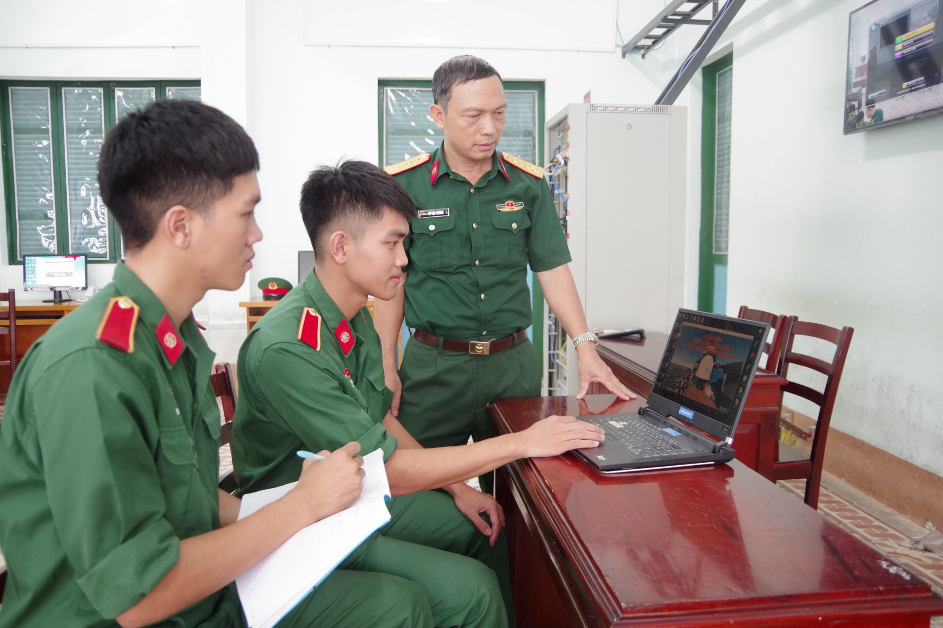 Đại tá, Tiến sĩ Đỗ Văn Phương hướng dẫn học viên khai thác phần mềm huấn luyện khai thác trạm VSAT trên tàu biển quân sự