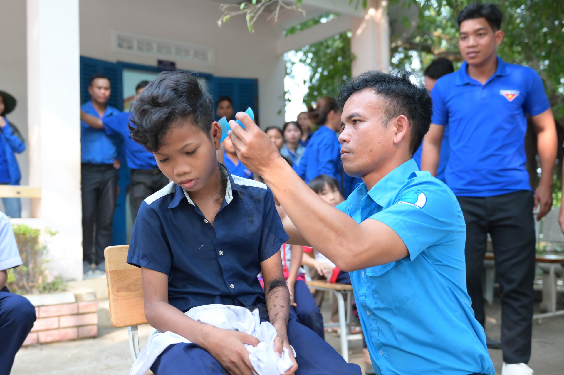 Hoạt động cắt tóc miễn phí cho thiếu nhi xã Khánh Trung (huyện Khánh Vĩnh)