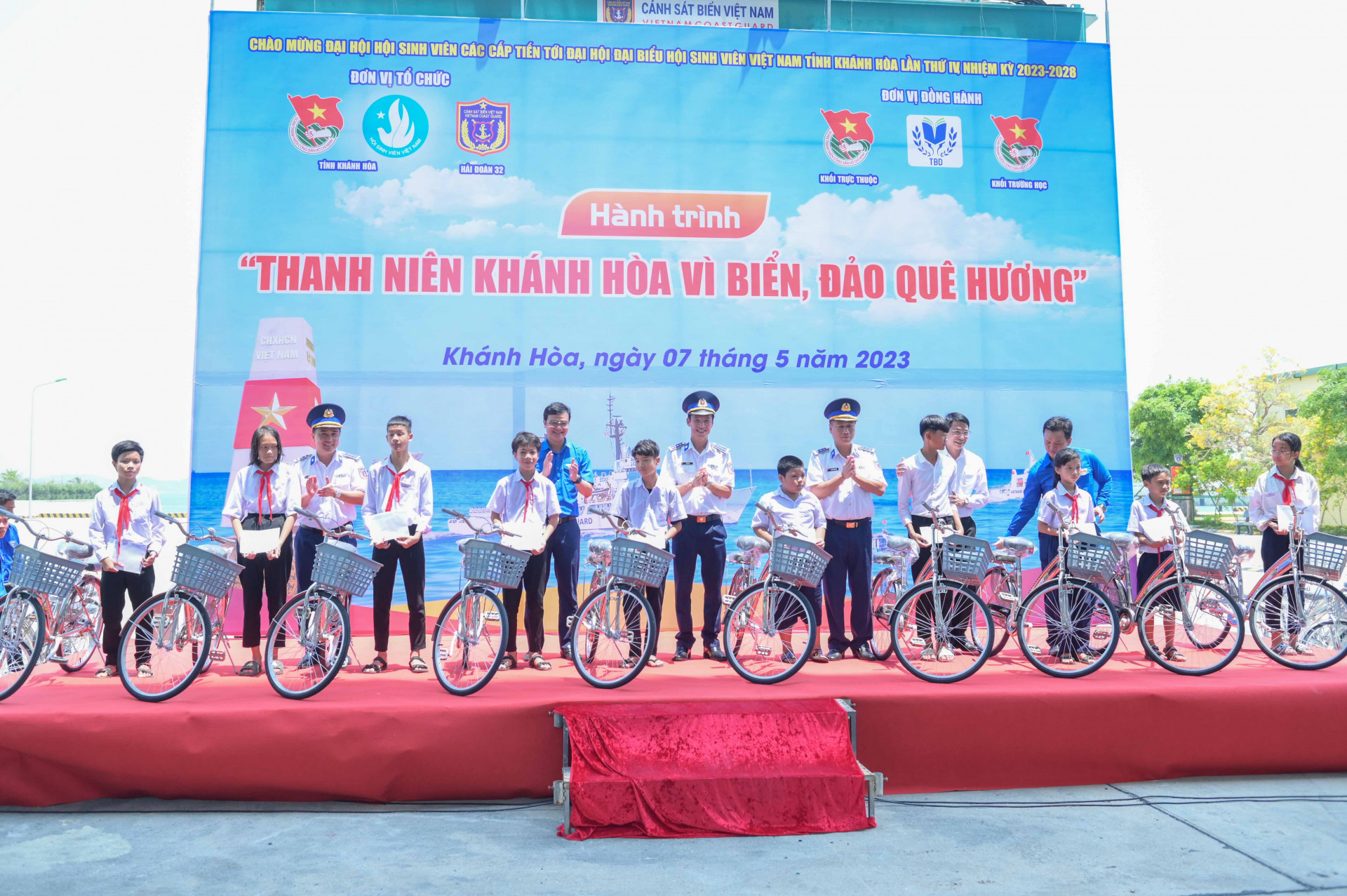 Các đại biểu trao xe đạp hỗ trợ các học sinh có hoàn cảnh khó khăn đến trường