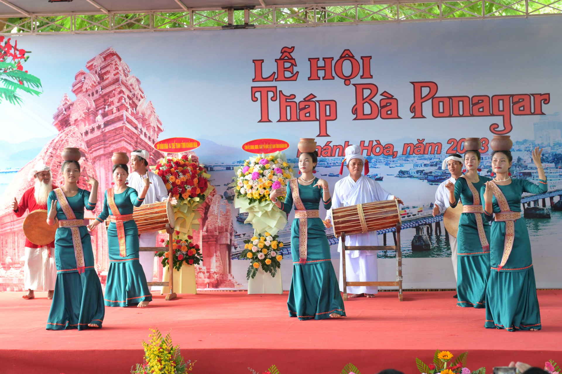 Tiết mục múa Chăm của đoàn múa Chăm Ninh Thuận chào mừng khai mạc lễ hội Tháp Bà Ponagar
