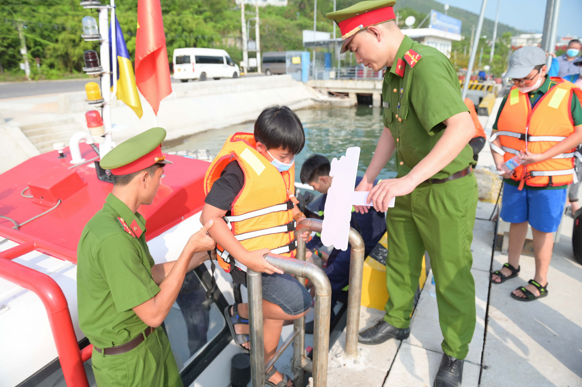 Đến với trại hè, các thiếu nhi được trải nghiệm tìm hiểu về các phương tiện CNCH của lực lượng Cảnh sát PCCC và CNCH, Trung tâm Phối hợp Tìm kiếm cứu nạn hàng hải khu vực 4