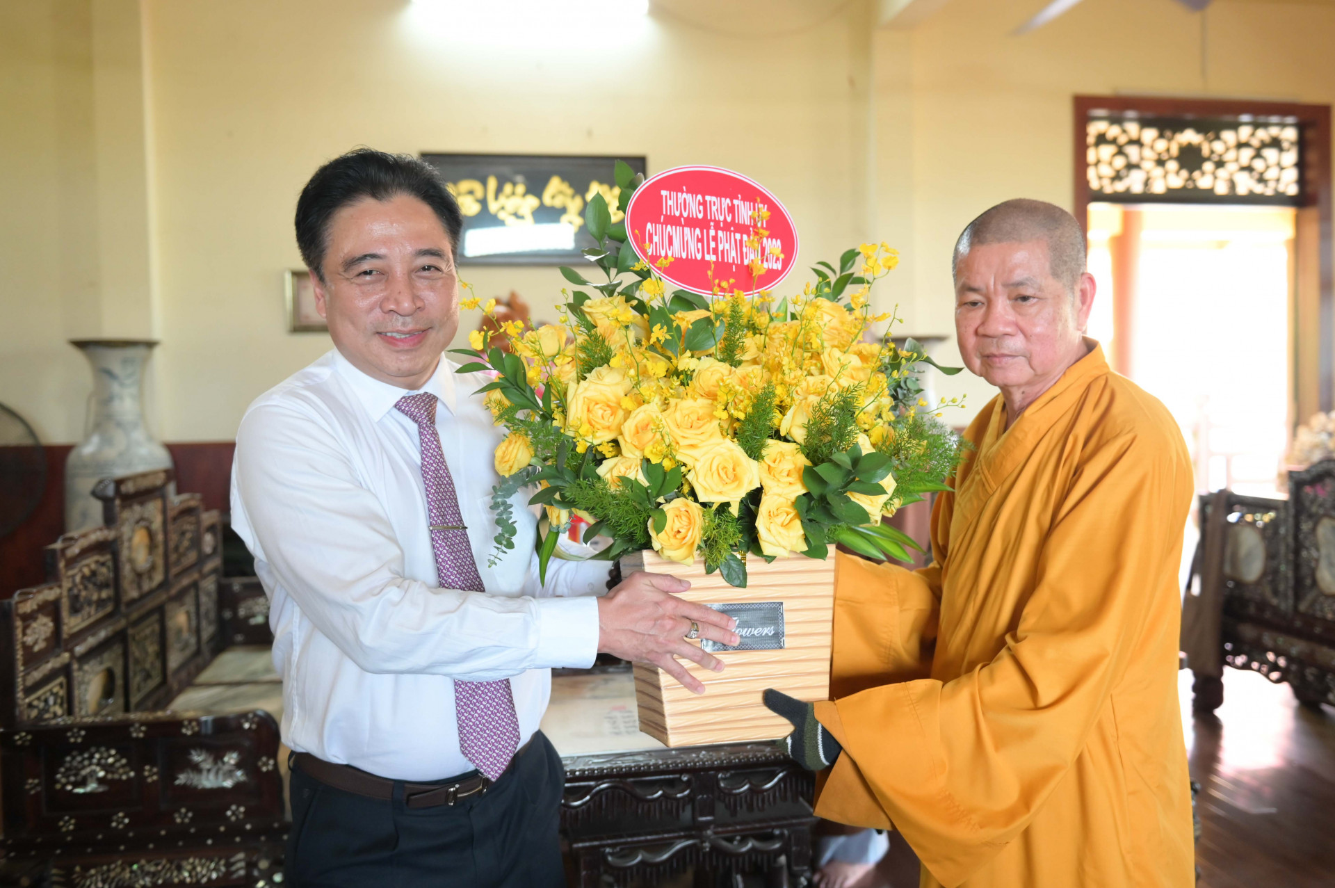 Đồng chí Nguyễn Khắc Toàn tặng hoa, chúc mừng Ban Trị sự Giáo hội Phật giáo Việt Nam huyện Diên Khánh