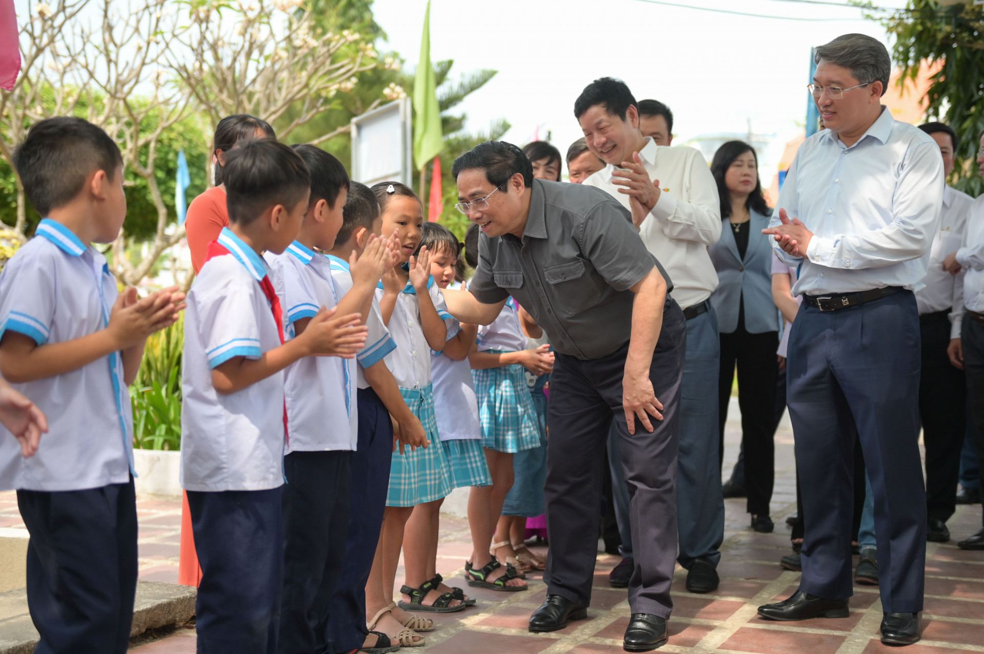 Thủ tướng Chính phủ Phạm Minh Chính đến thăm các thiếu nhi tại Làng trẻ em SOS Nha Trang vào đầu tháng 4-2023. Ảnh: Vĩnh Thành