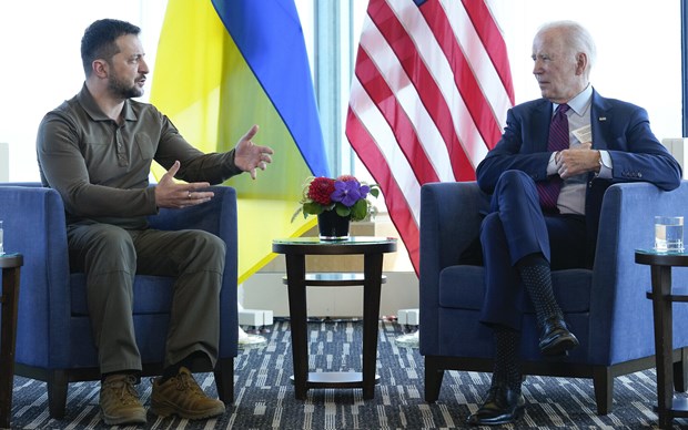 Tổng thống Mỹ Joe Biden gặp người đồng cấp Ukraine Volodymyr Zelensky bên lề Hội nghị thượng đỉnh G7 tại Nhật Bản ngày 21/5/2023. (Ảnh: AP)

