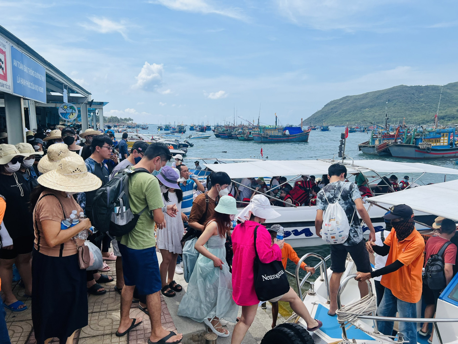 Khách du lịch lên tàu đi tham quan tour biển đảo vịnh Nha Trang
