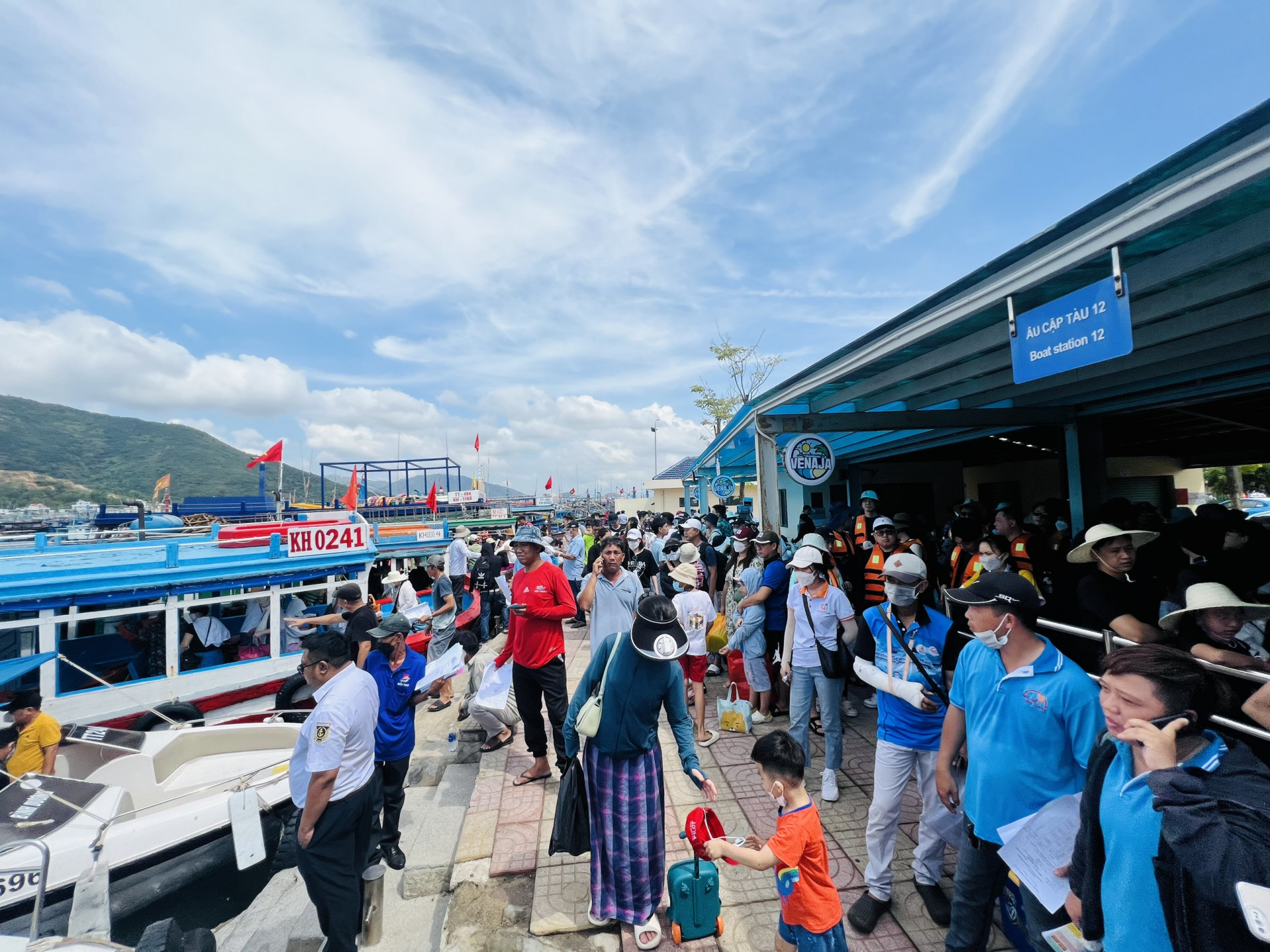 Khách du lịch chờ lên tàu tham quan tour biển đảo Nha Trang sáng 30-4.