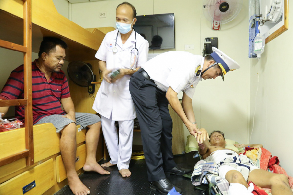 Tàu 473, Vùng 4 Hải quân đưa hai ngư dân bị bệnh về đất liền điều trị