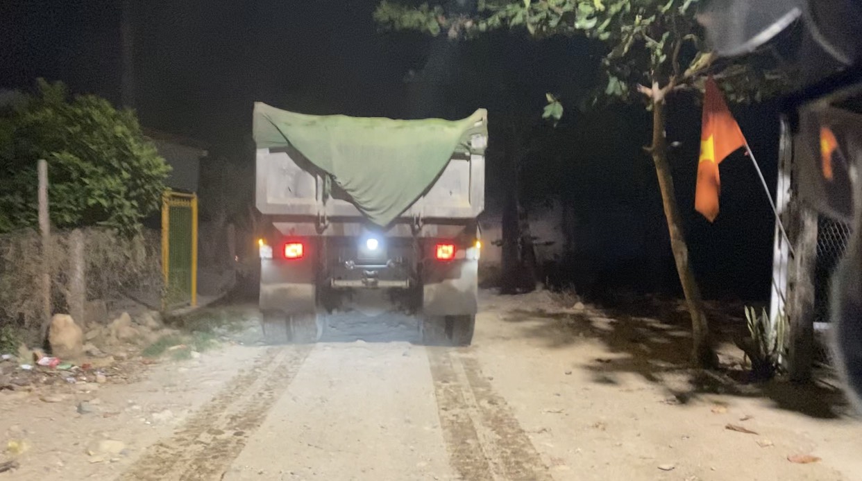 Xe tải chở cát khai thác lậu chạy qua UBND xã Sơn Thái.