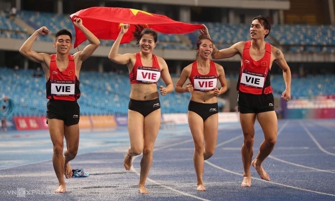 Trần Nhật Hoàng (ngoài cùng bên phải) cùng các đồng đội giành HCV SEA Games môn điền kinh 4x400 m hỗn hợp nam-nữ. (Nguồn: Thể thao Việt Nam)