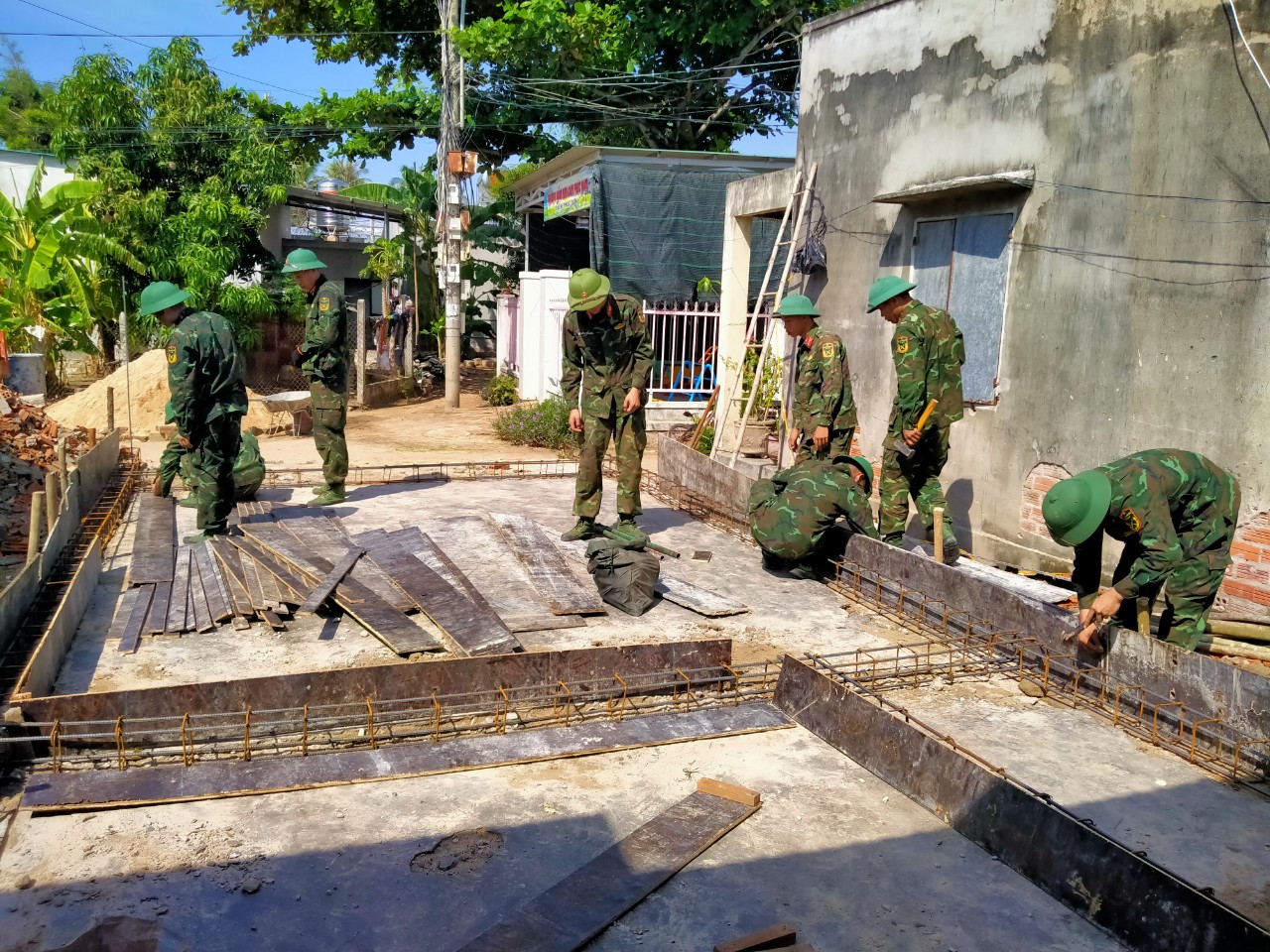 Các chiến sĩ Lữ đoàn 293 giúp đỡ ngày công xây nhà cho hộ nông dân khó khăn