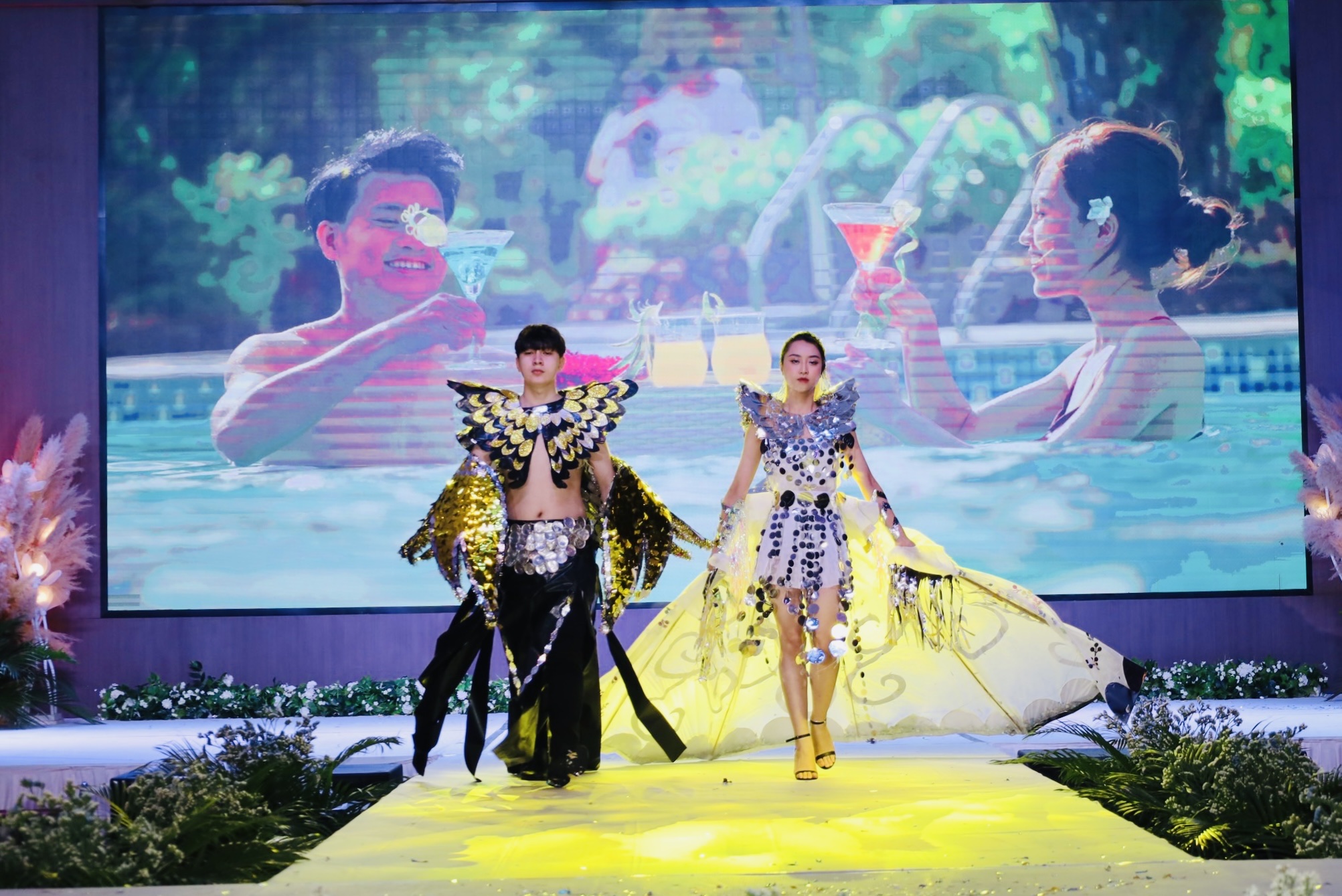 20 đơn vị trong ngành du lịch và giáo dục  trình diễn thời trang tái chế từ rác thải