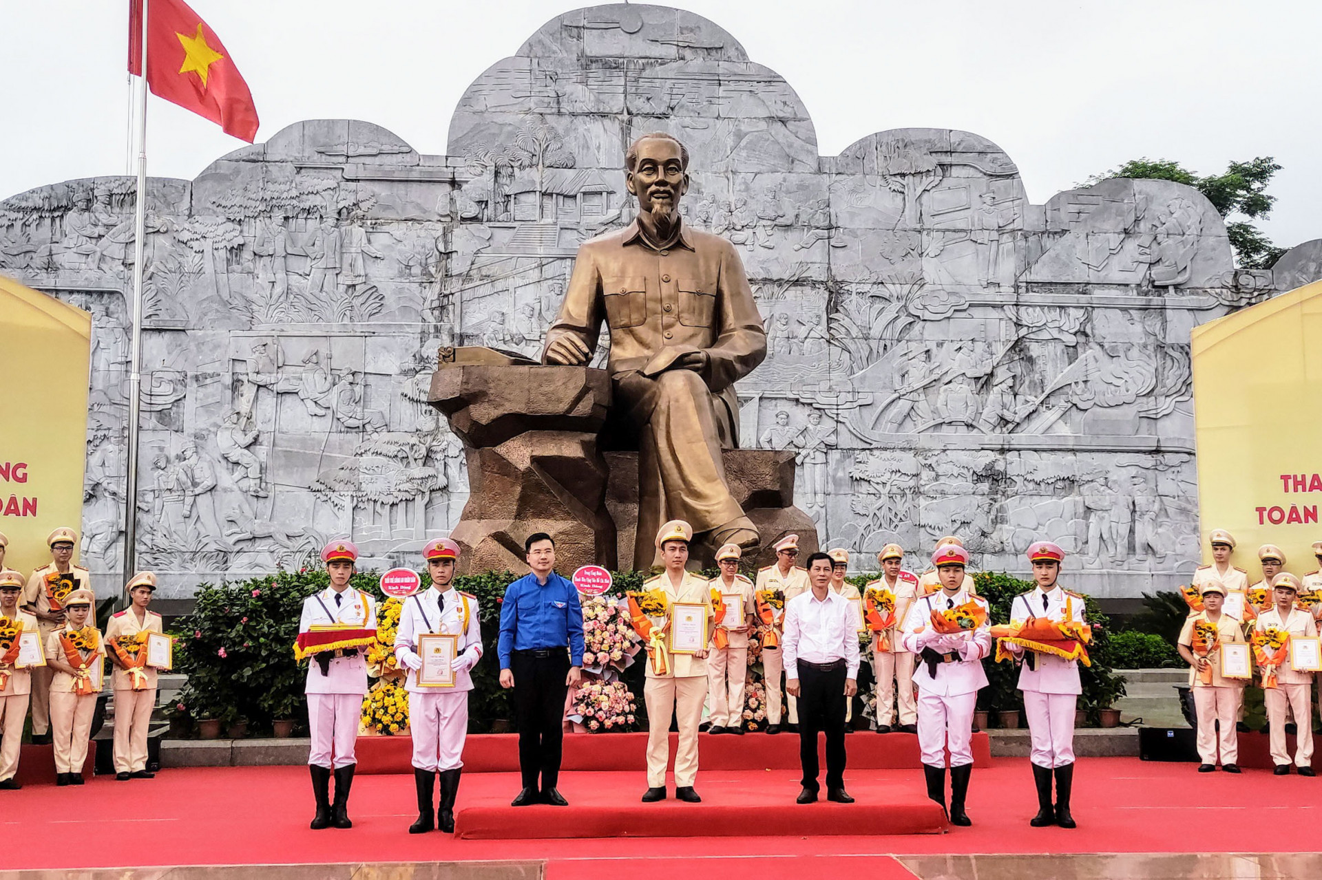 Thượng uý Phạm Sỹ Dược được tuyên dương tại buổi lễ