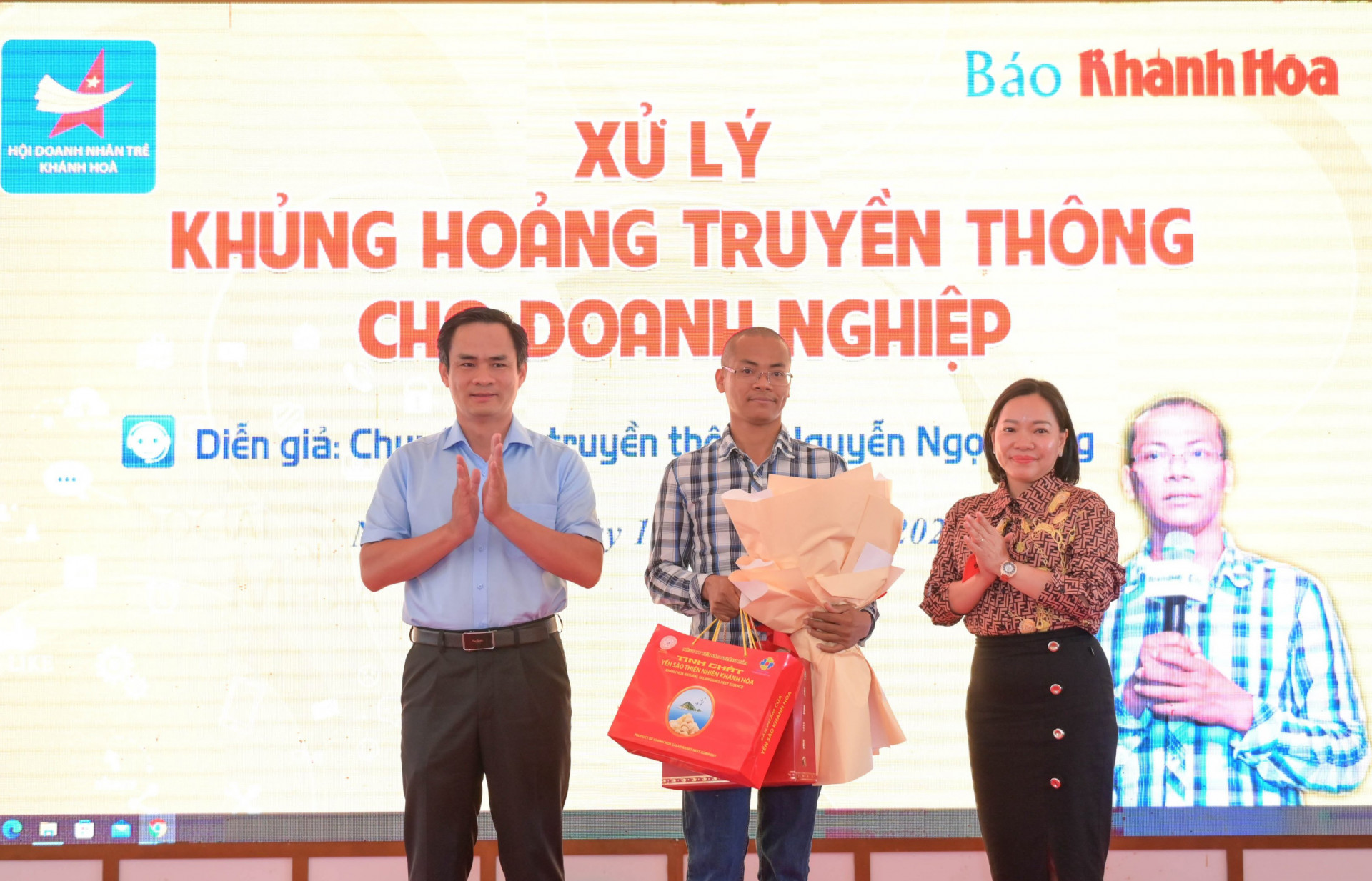 Lãnh đạo Báo Khánh Hoà, Đại diện Hội Doanh nhân trẻ tỉnh Khánh Hoà tặng hoa cảm ơn diễn giả Nguyễn Ngọc Long. 