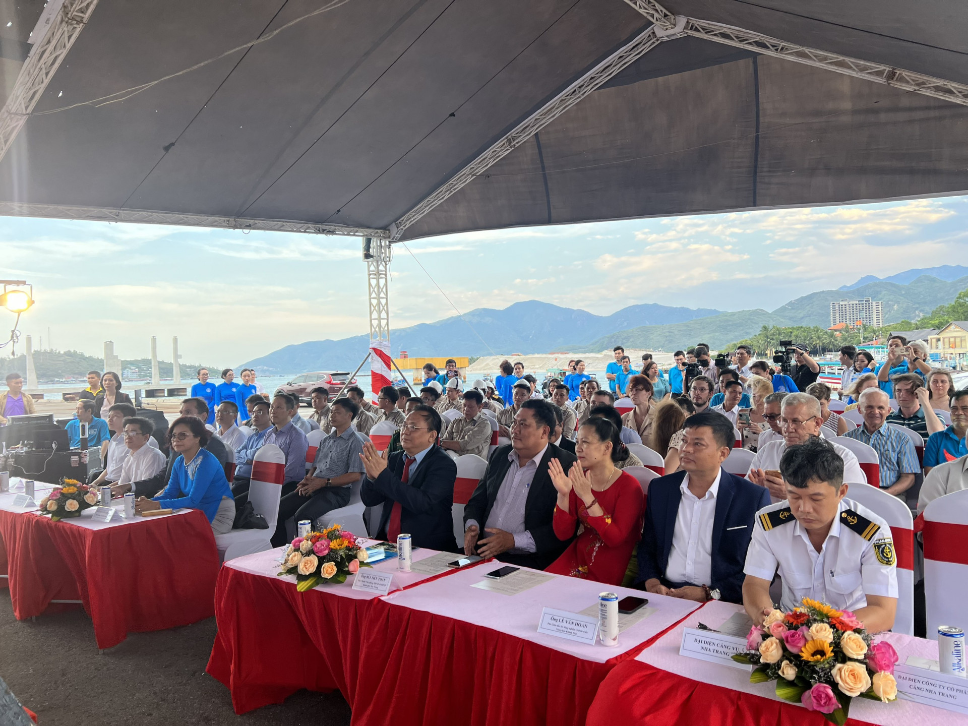 Đại biểu dự lễ đón tàu Viện sĩ Oparin tại Cảng Nha Trang