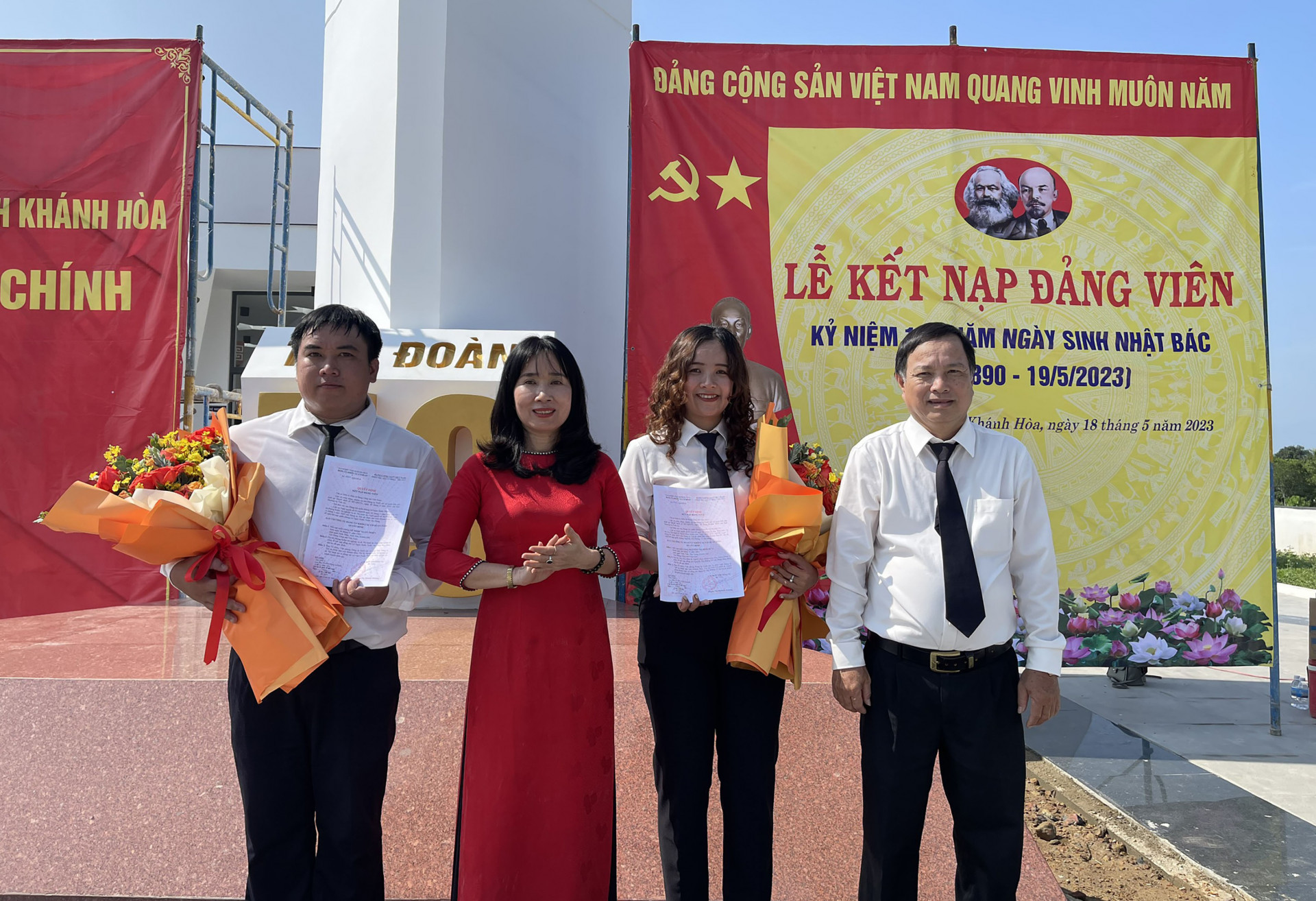 Đồng chí Nguyễn Thị Bích Liên và đồng chí Nguyễn Anh - Bí thư Đảng ủy, Chánh án TAND tỉnh trao quyết định kết nạp đảng viên cho 2 đồng chí. 