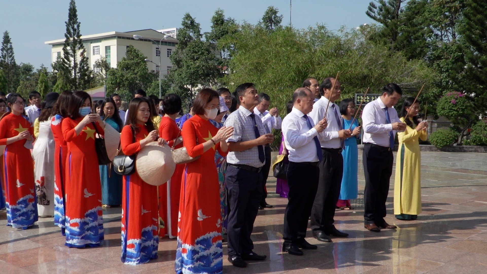 Các đại biểu thành kính dâng hoa, dâng hương tại Tượng đài Bác Hồ