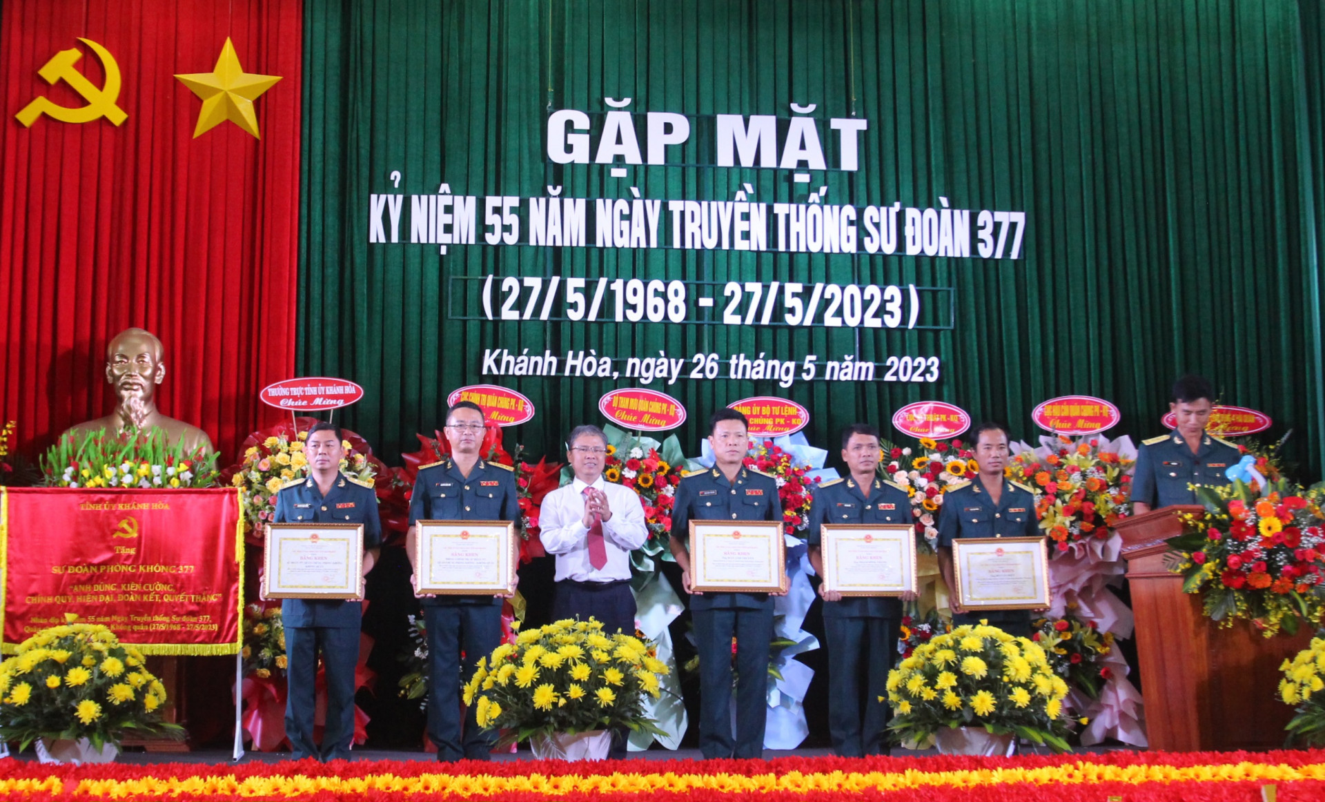 Ông Trần Hòa Nam trao bằng khen cho các tập thể, cá nhân.