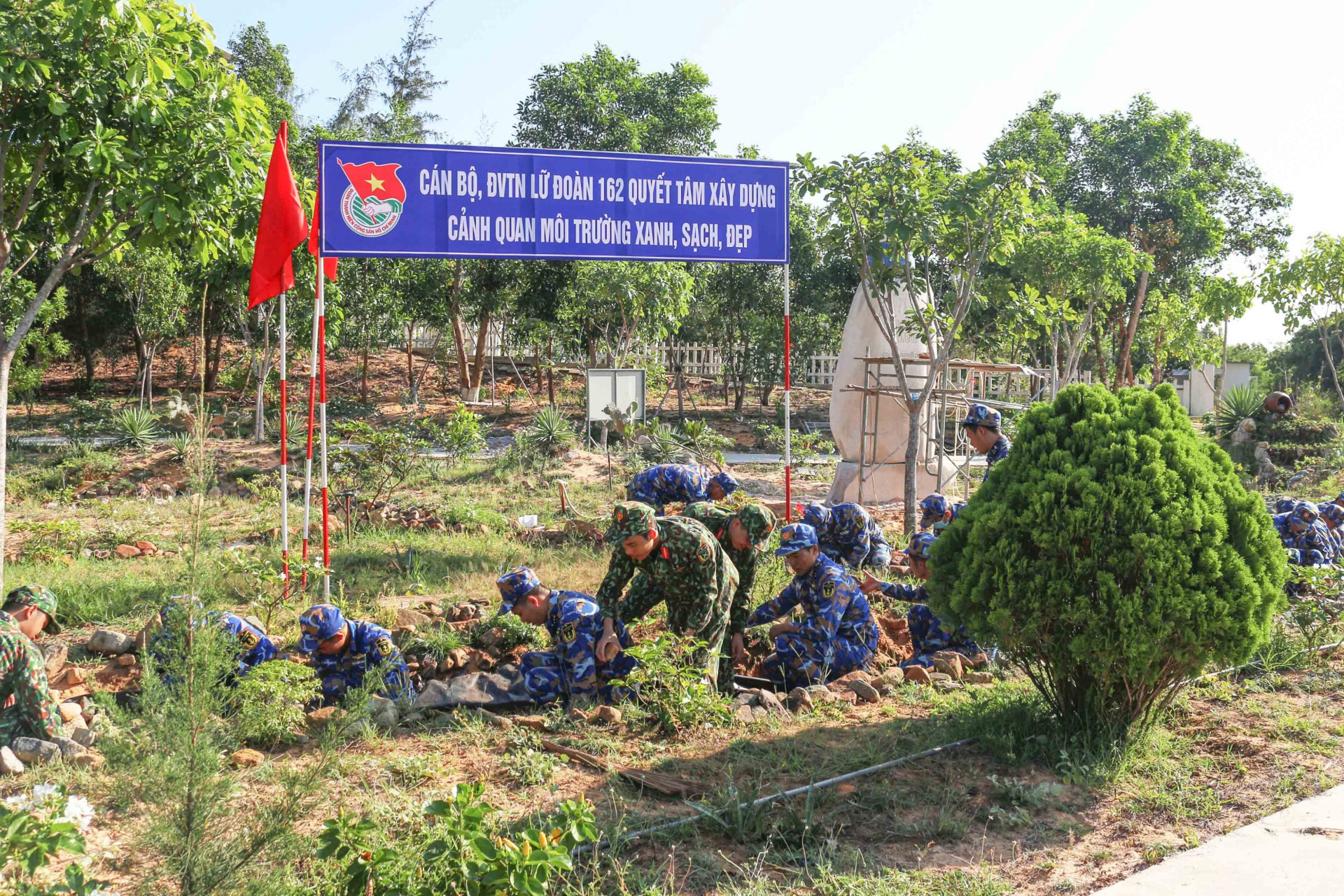 Cán bộ, đoàn viên, thanh niên Lữ đoàn 162 tổ chức ra quân thực hiện ngày Chủ nhật xanh.