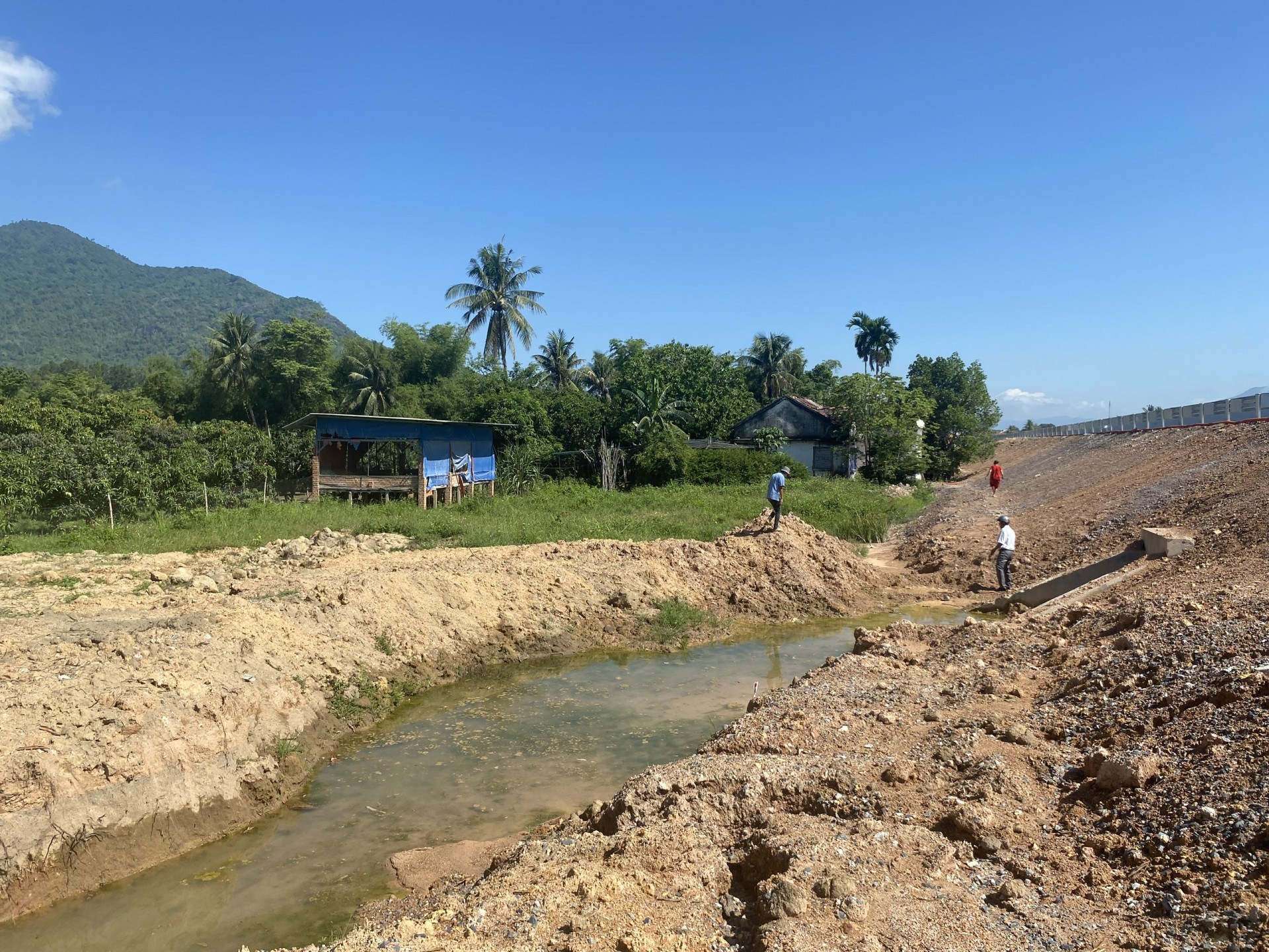 Khu vực dân cư thôn Xuân Phú 1 (xã Suối Tiên) bị ngập úng sau khi dự án cao tốc nâng nền.
