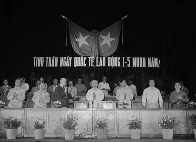Chủ tịch Hồ Chí Minh dự Lễ kỷ niệm Ngày Quốc tế Lao động 1.5.1955. Ảnh: Tư liệu TTXVN