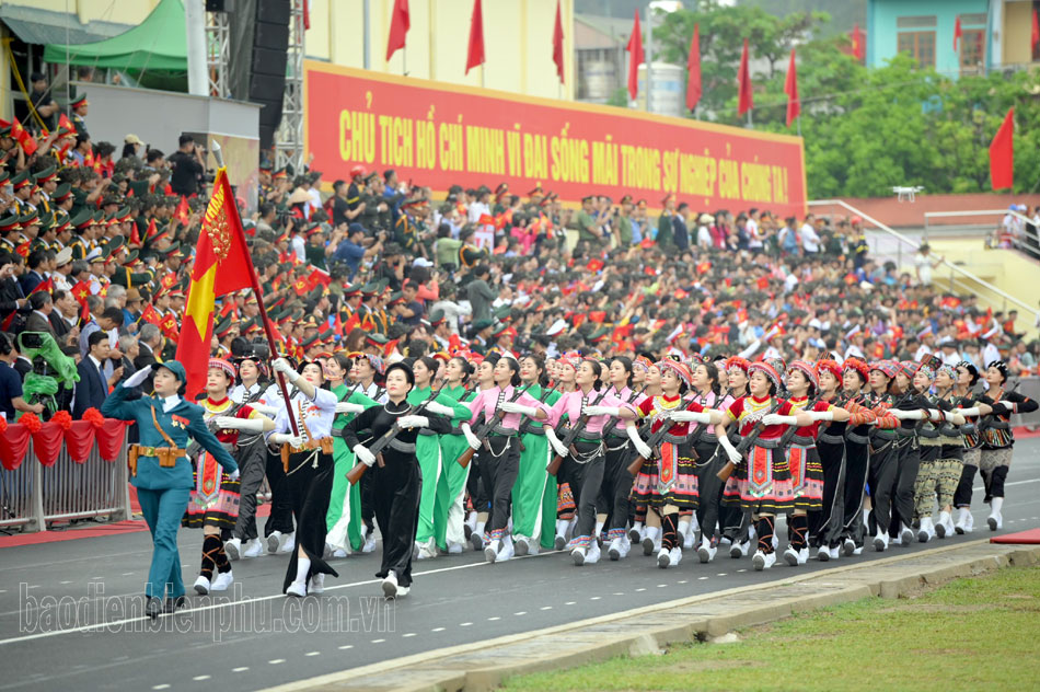 Khối nữ dân quân các dân tộc Tây Bắc diễu binh qua lễ đài.

