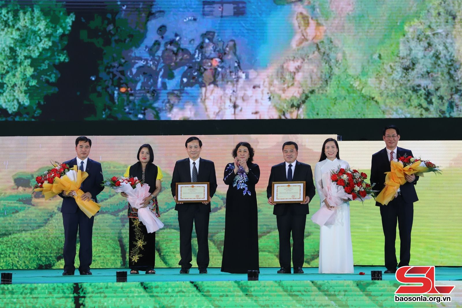 Tập thể Thường trực Huyện ủy Mộc Châu và Vân Hồ nhận Bằng khen của Chủ tịch UBND tỉnh.

