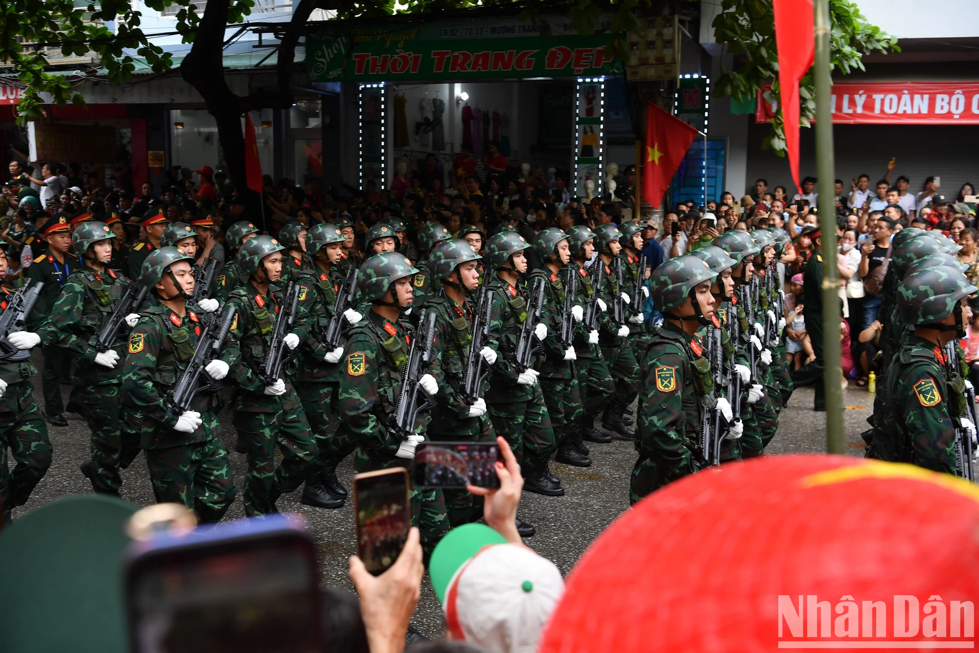 Các khối diễu binh, diễu hành đã tạo nên một không khí đặc biệt cho thành phố Điện Biên Phủ trong ngày kỷ niệm 70 năm Chiến thắng Điện Biên Phủ.

