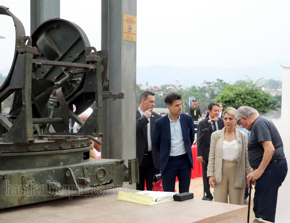 Bà Patricia Mirallès, Quốc vụ khanh phụ trách Cựu chiến binh và Ký ức chiến tranh của Chính phủ Pháp tìm hiểu về khẩu trọng liên 4 nòng bảo vệ cầu Mường Thanh năm xưa.

