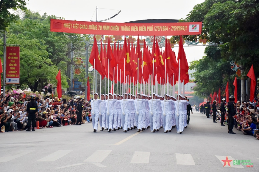 Khối cờ Đảng, cờ Tổ quốc diễu hành trên các tuyến phố chính của TP Điện Biên Phủ. 


