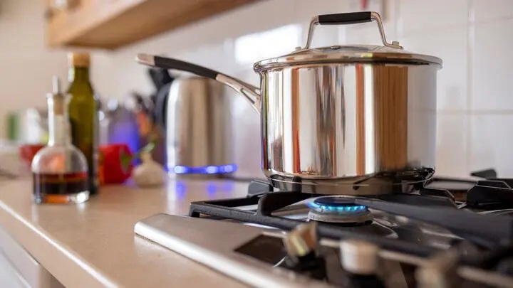 Tại sao nồi vừa rửa sạch không nên đặt trực tiếp lên bếp gas? Vì điều này gây gây lãng phí gas và ảnh hưởng đến tuổi thọ của bếp. (Ảnh: Boston University)