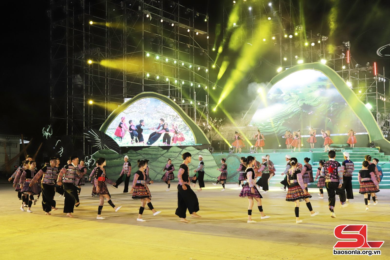 Điệu nhảy Tha Kềnh của đồng bào dân tộc Mông. 

