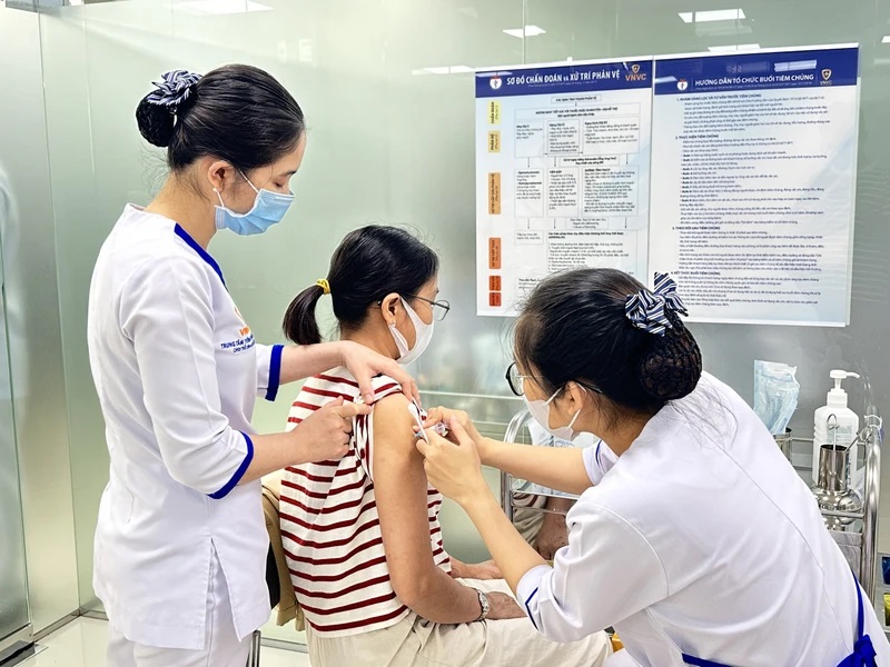 Tiêm vaccine là biện pháp phòng bệnh chủ động.