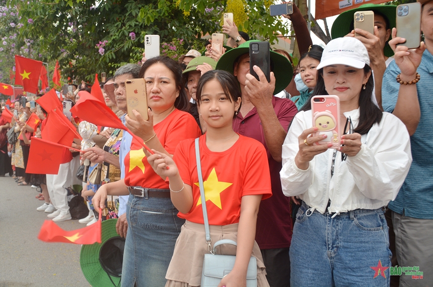 Đông đảo nhân dân, du khách cổ vũ các lực lượng diễu binh, diễu hành. 
