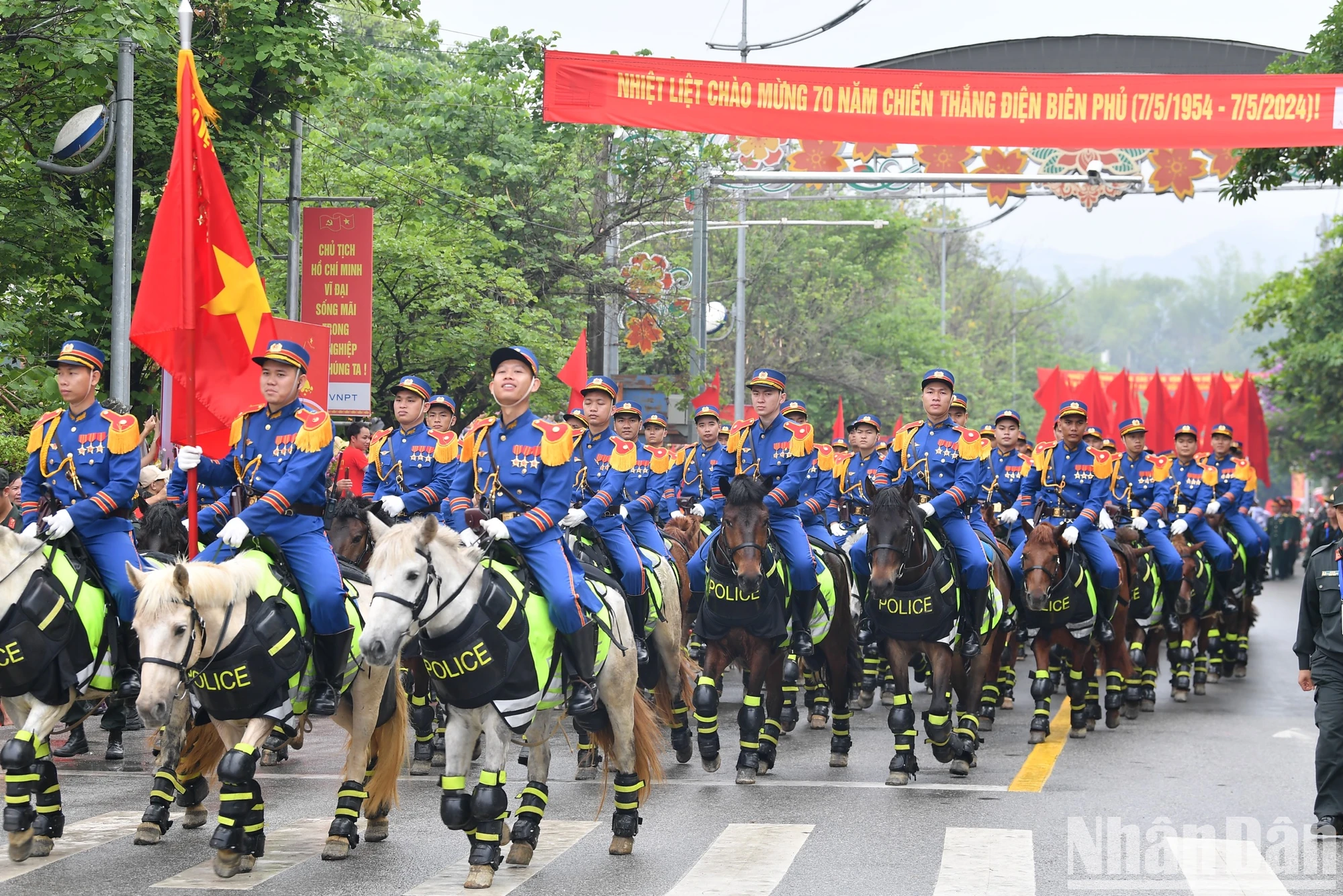 Sự xuất hiện của khối Cảnh sát cơ động kỵ binh cũng nhận được sự chờ đón của người dân.

