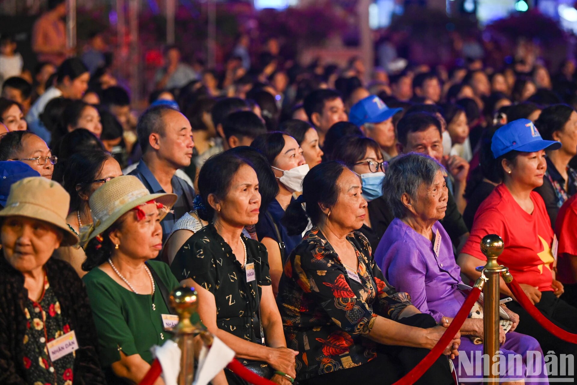 Rất đông khán giả tại Điện Biên đã có mặt tham dự chương trình.

