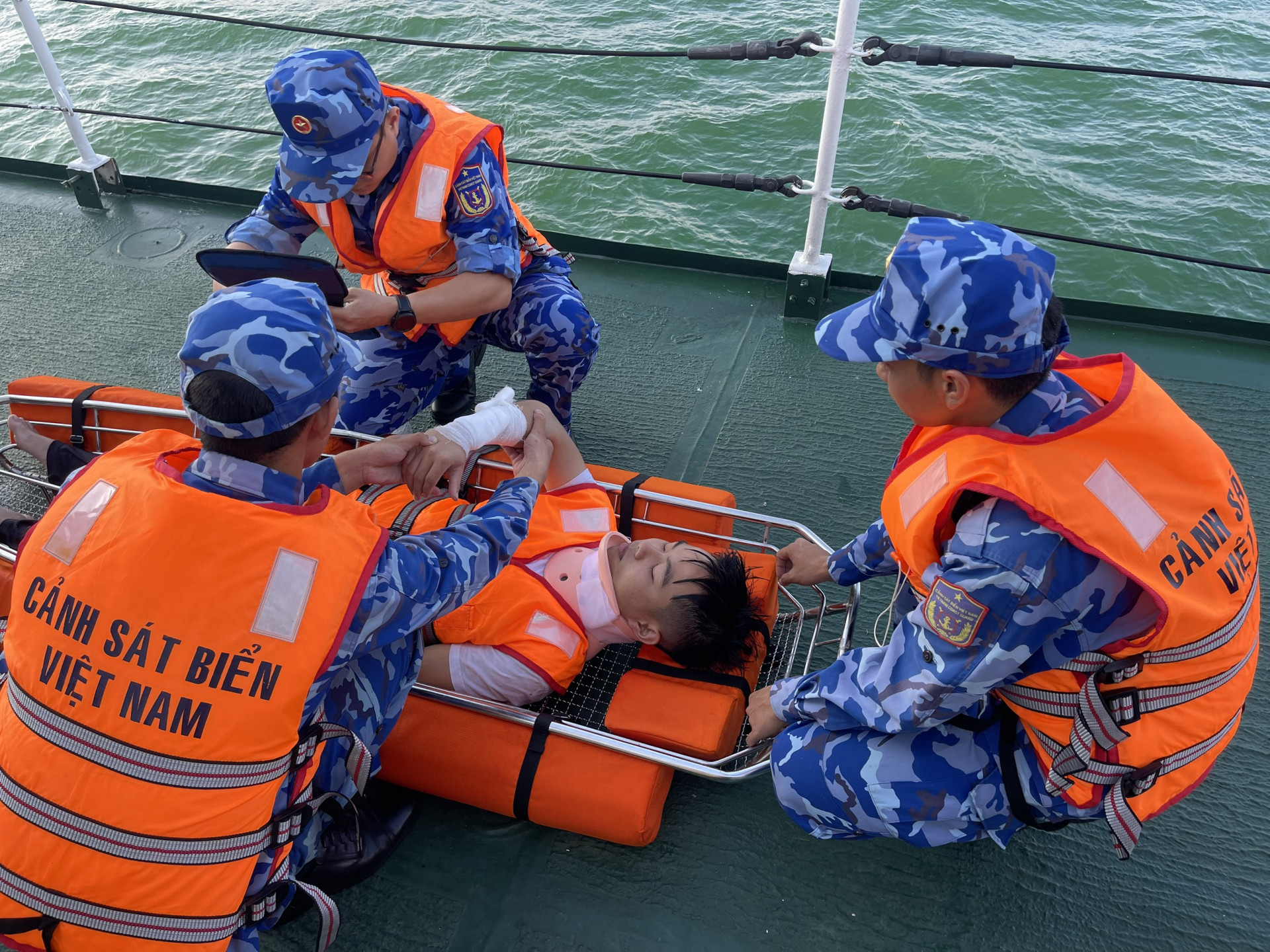 Cán bộ, chiến sĩ luyện tập phương án cứu hộ cứu nạn trên biển.