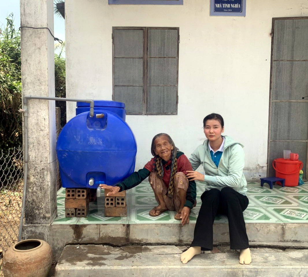 Hội Liên hiệp Phụ nữ phường Ninh Giang: Sửa chữa bồn chứa nước, tặng quà hỗ trợ cho phụ nữ khó khăn