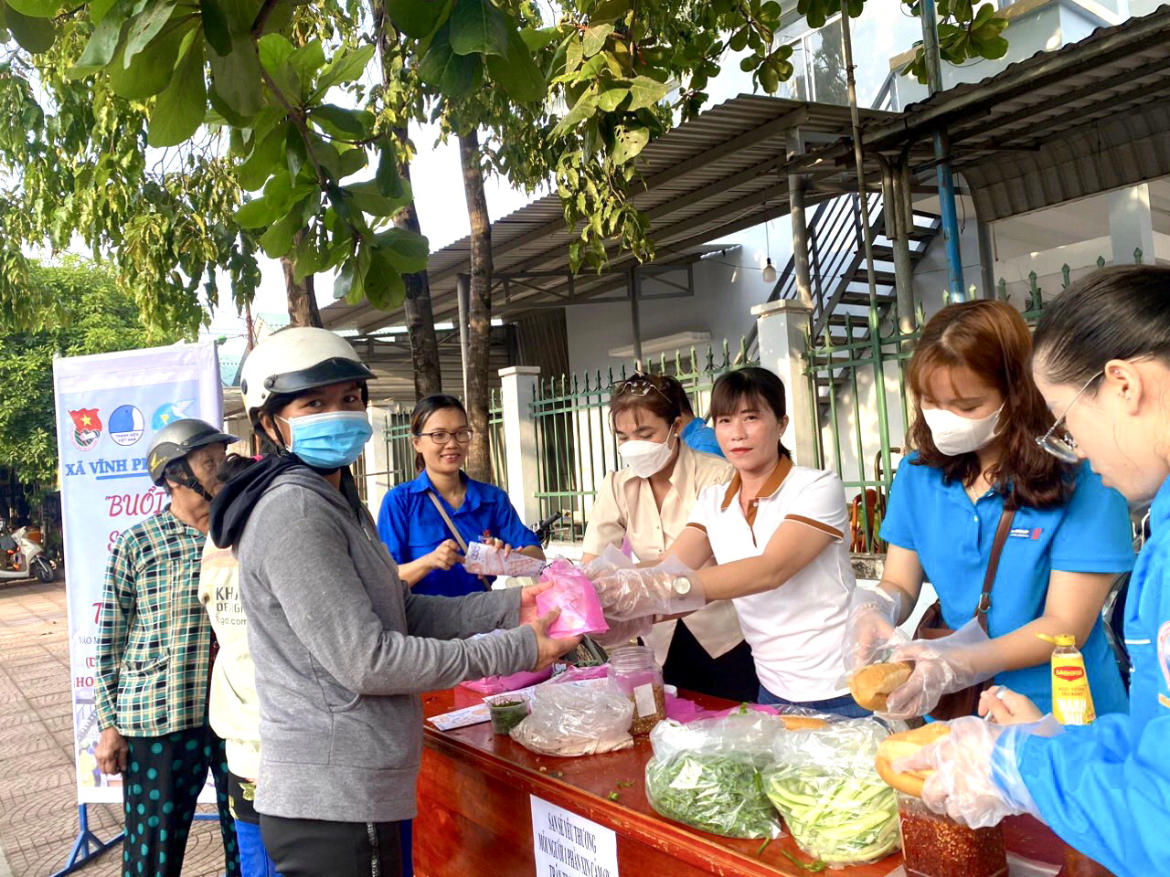 Phát bánh mì, nước uống cho người khó khăn ở xã Vĩnh Phương