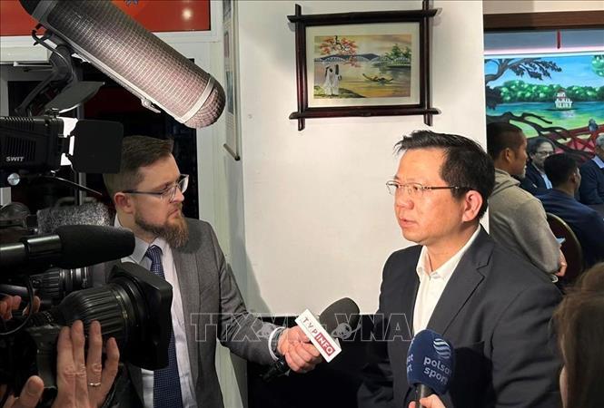 Đại sứ Việt Nam tại Ba Lan Hà Hoàng Hải trả lời phỏng vấn truyền thông Ba Lan. Ảnh: TTXVN phát

