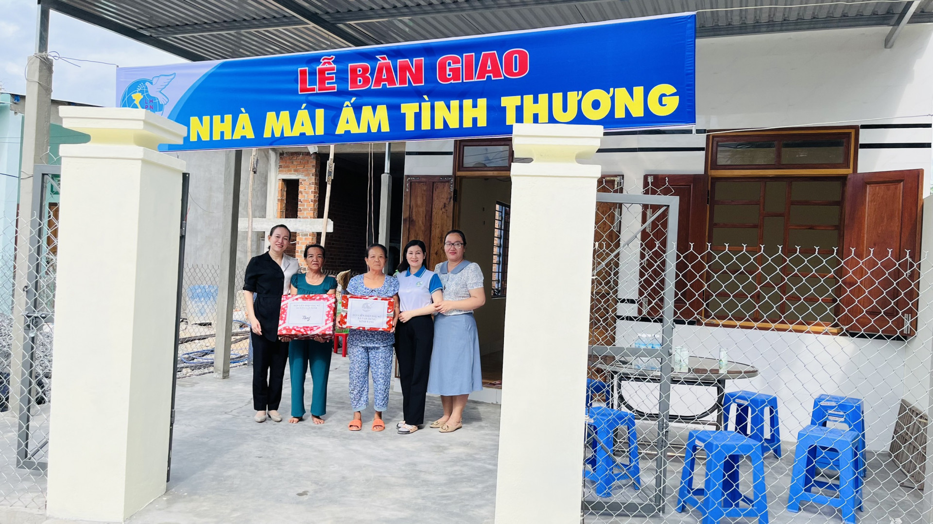 Hội Liên hiệp Phụ nữ huyện Vạn Ninh tặng quà cho gia đình bà Thủy trong Lễ bàn giao nhà Mái ấm tình thương.