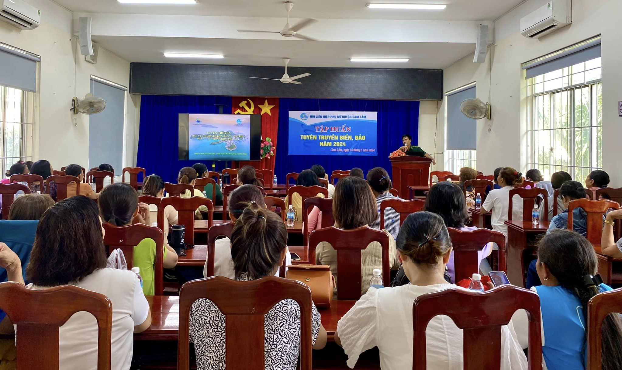Hội Liên hiệp Phụ nữ huyện Cam Lâm:: Tổ chức các lớp tuyên truyền về biển, đảo và vệ sinh an toàn thực phẩm cho hội viên, phụ nữ