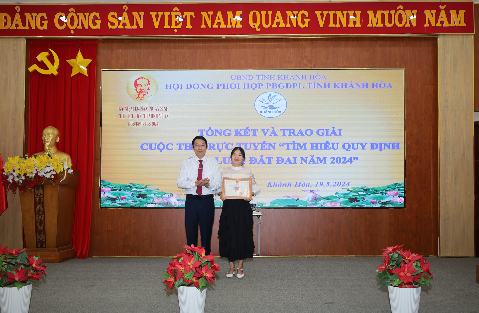 Đồng chí Đinh Văn Thiệu trao giải nhất cá nhân cho thí sinh Trần Thị Hương.