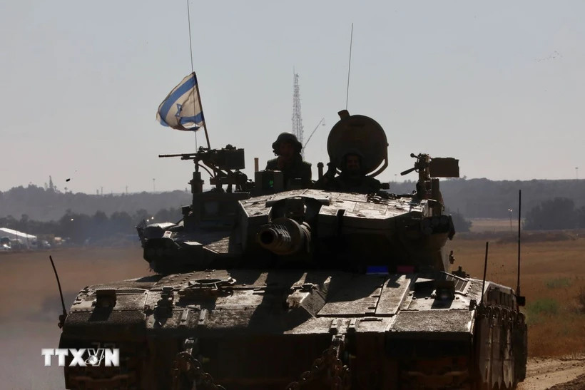 Xe quân sự Israel vượt qua cửa khẩu Shalom Kerem để vào Dải Gaza ngày 6/5/2024. (Ảnh: THX/TTXVN)
