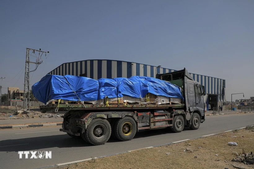 Xe chở hàng viện trợ di chuyển trên tuyến đường ở miền Trung Dải Gaza ngày 21/5. (Ảnh: THX/TTXVN)

