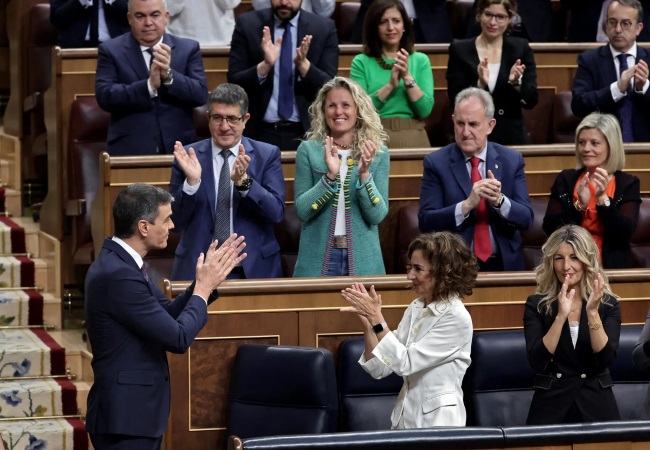 Các nghị sĩ đứng dậy vỗ tay sau khi Thủ tướng Pedro Sanchez có bài phát biểu thông báo Tây Ban Nha sẽ công nhận Nhà nước Palestine. Ảnh: Getty Images

