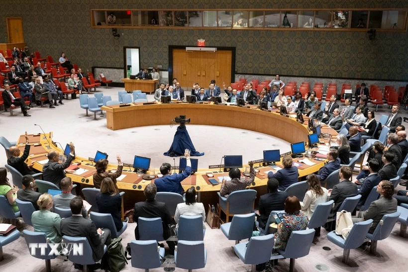 Toàn cảnh phiên bỏ phiếu của Hội đồng Bảo an Liên hợp quốc thông qua Nghị quyết về bảo vệ nhân viên cứu trợ, tại New York (Mỹ). (Ảnh: THX/TTXVN)
