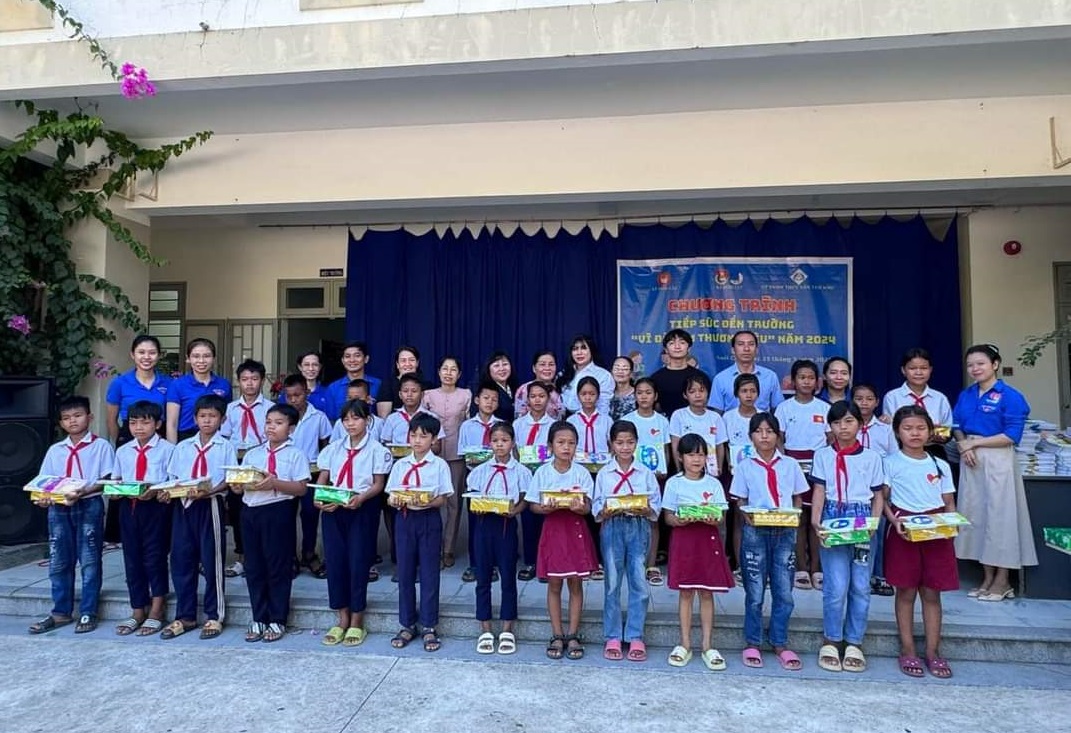 Đoàn thanh niên và Hội Khuyến học xã Suối Cát:: Trao quà cho học sinh người đồng bào dân tộc thiểu số với tổng trị giá 90 triệu đồng